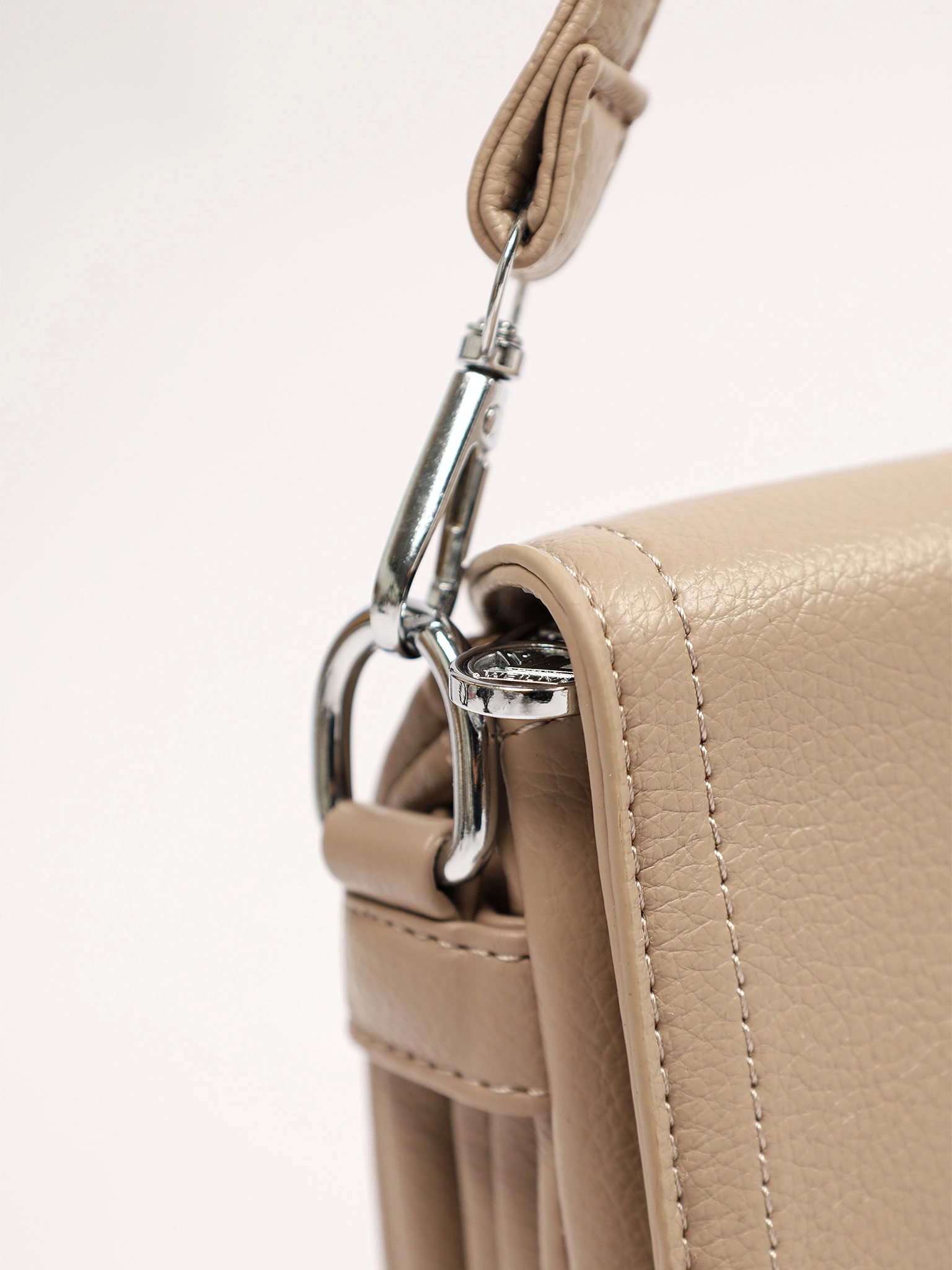 Сумка-кроссбоди со съемной ручкой и декоративными пуллерами в ассортименте